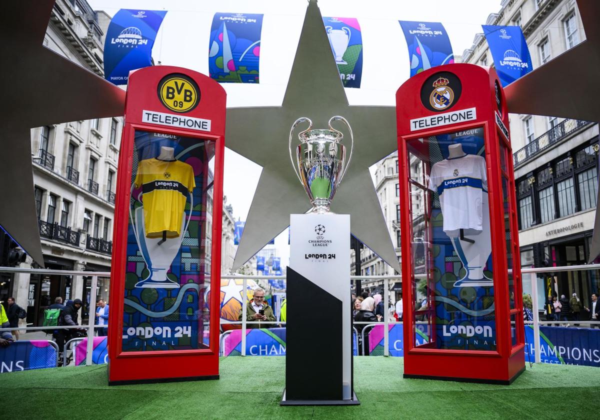 El trofeo de la Champions, junto a dos cabinas telefónicas rojas decoradas con camisetas del Dortmund y del Real Madrid en Regent Street.