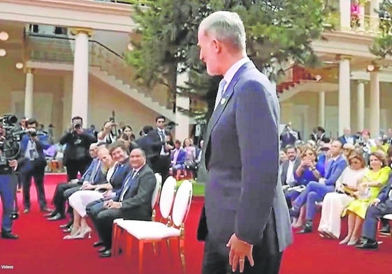 El rey Felipe VI saluda en la distancia a Milei momentos antes de la toma de posesión.