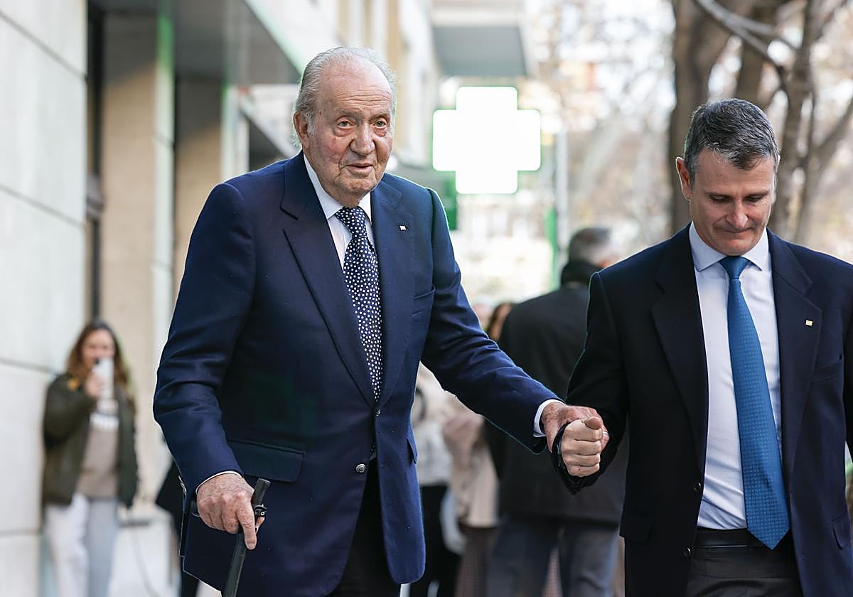 El rey Juan Carlos, con su asistente personal, en diciembre pasado en Madrid para asistir al 60 cumpleaños de la infanta Elena