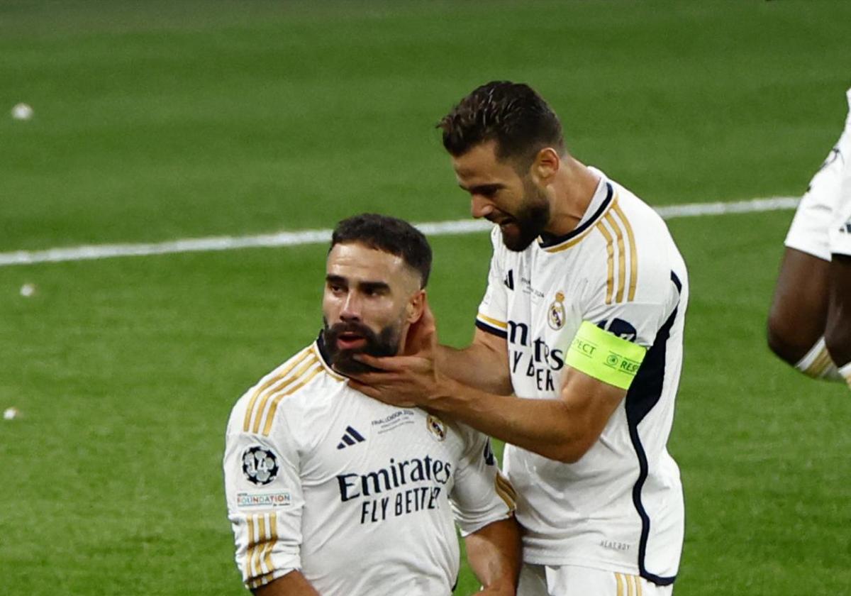 Nacho felicita a Carvajal tras abrir el marcador en la final de Wembley.