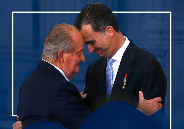 Juan Carlos I y Felipe VI en su acto de abdicación, en 2014.