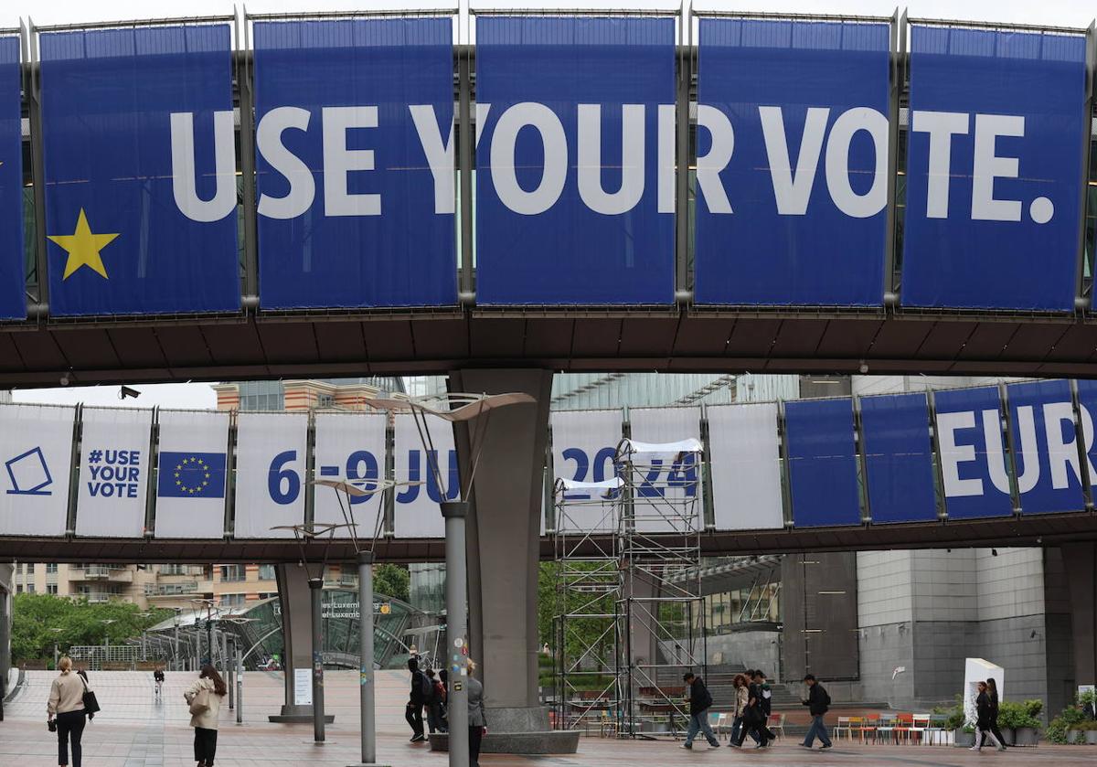 Un cartel colocado en el exterior del Parlamento de Estrasburgo anima al voto en las elecciones europeas.