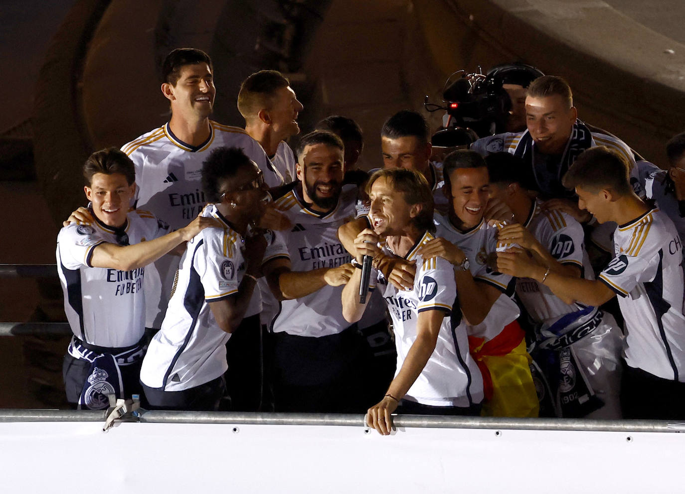 Los jugadores del Real Madrid derrocharon felicidad durante su encuentro con los aficionados en la madrileña Plaza de Cibeles.