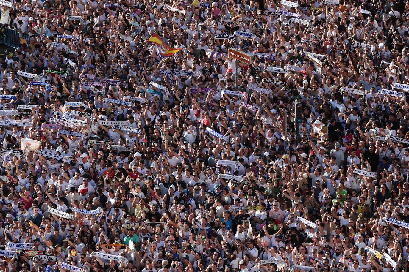 Una impresionante marea blanca inundó este domingo las calles de la capital española para celebrar la Decimoquinta del Real Madrid.