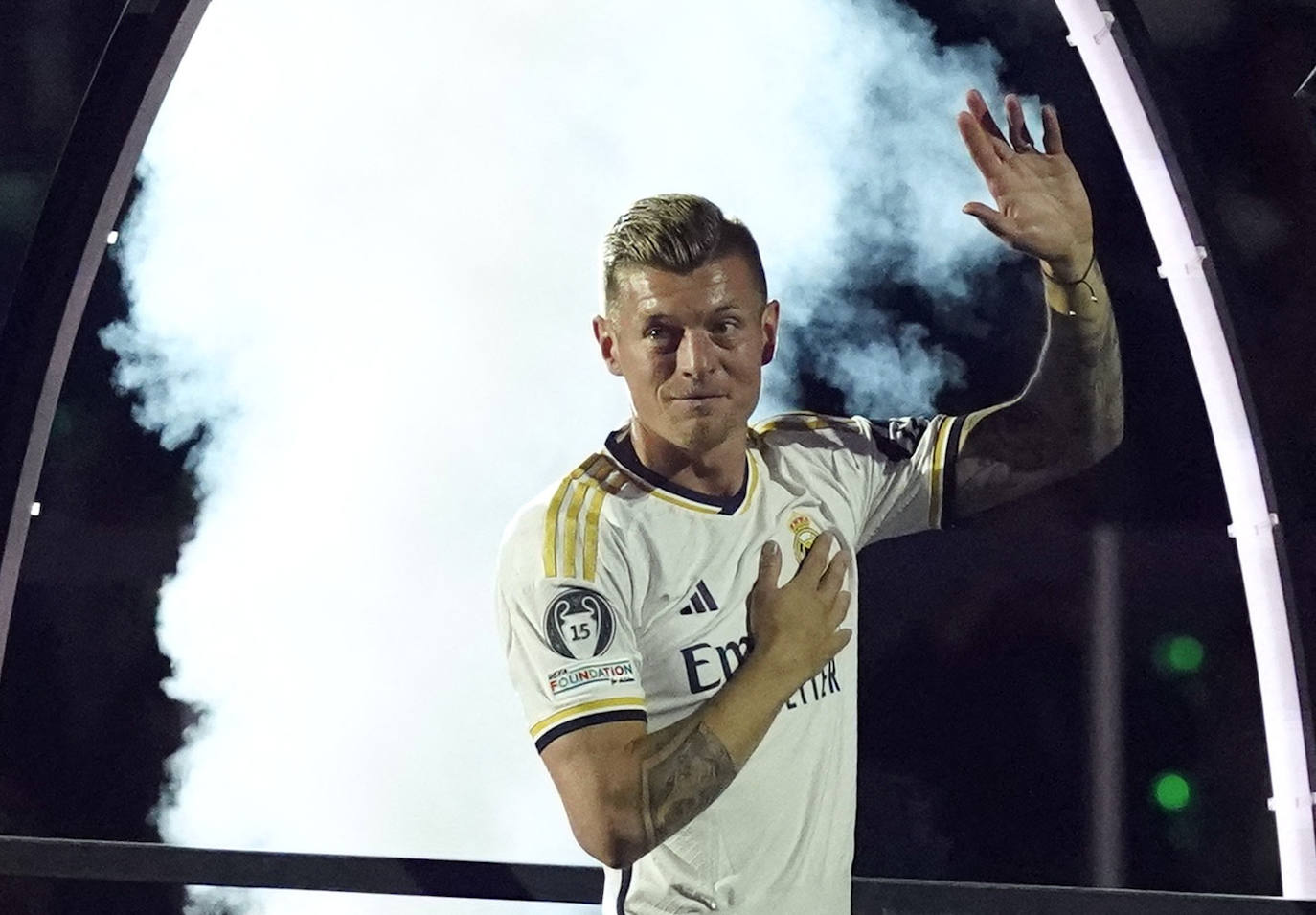 Toni Kroos puso un broche inmejorable a su leyenda como futbolista del Real Madrid en el Santiago Bernabéu, que le ofreció una despedida inolvidable.