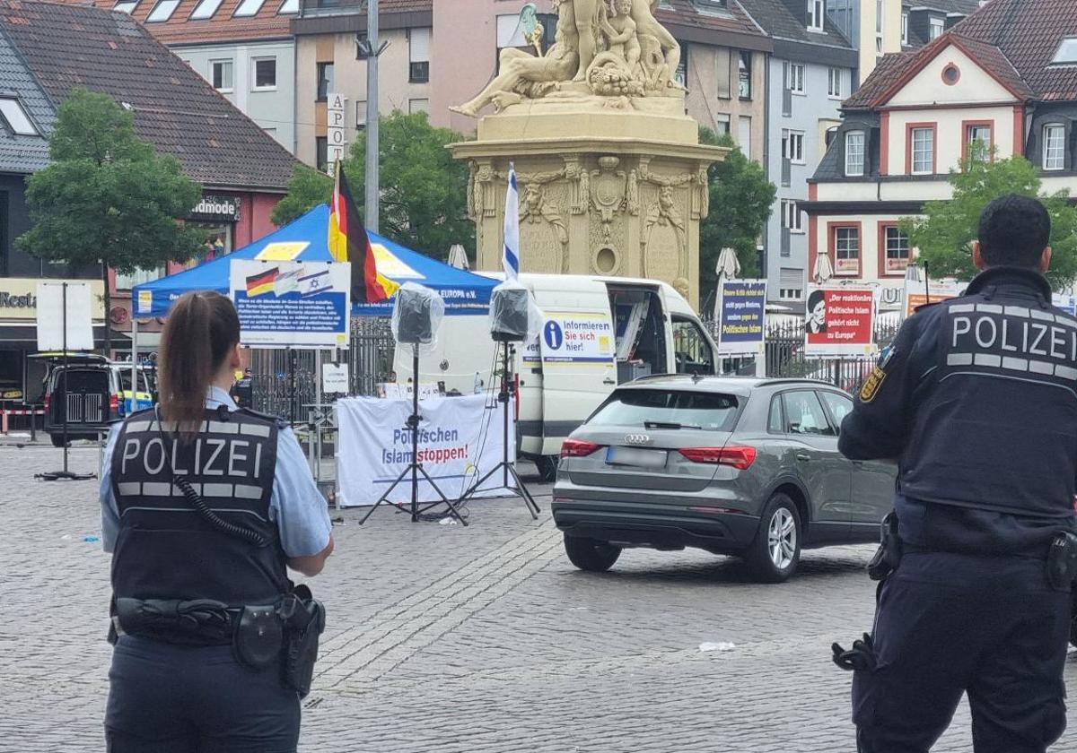 Policías acordonan la zona tras el acuchillamiento múltiple perpetrado el viernes en Mannheim.