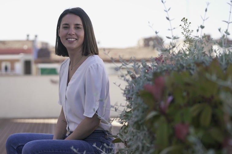 La candidata de Podemos a las elecciones europeas, Irene Montero, posa en la azotea de la sede madrileña del partido.