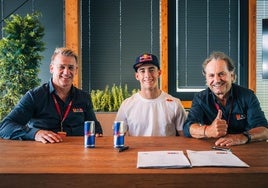 Pedro Acosta firmando su contrato con KTM