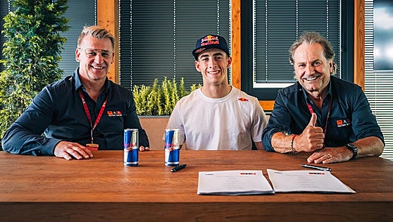 Pedro Acosta renueva con KTM y asciende al equipo oficial