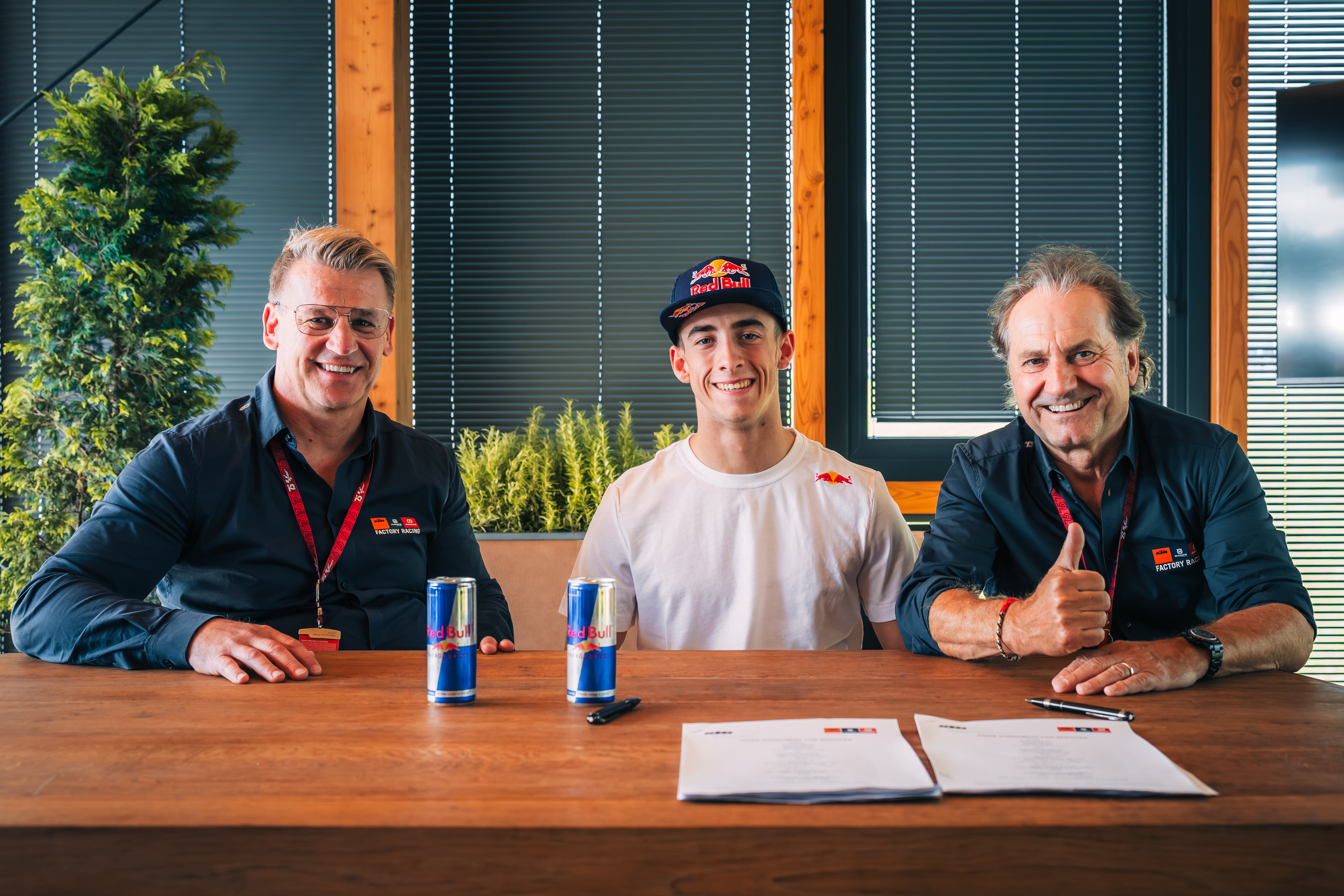 Pedro Acosta firmando su contrato con KTM