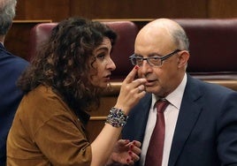 La ministra de Hacienda, María Jesús Montero, junto al exministro, Cristóbal Montor, en 2018.