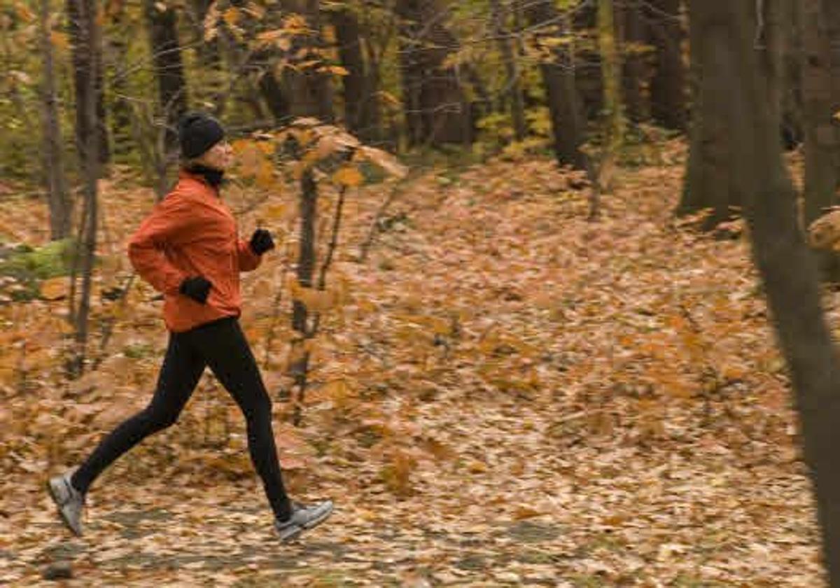 Mujer corre por un sendero.