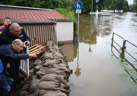 El canciller alemán, Olaf Scholz, ha visitado este lunes las zonas devastadas por las inundaciones en Reichertshofen.