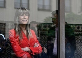 La esposa del presidente del Gobierno, Begoña Gómez, tras emitir su voto en Madrid el 28 de mayo de 2023 durante las elecciones locales y regionales