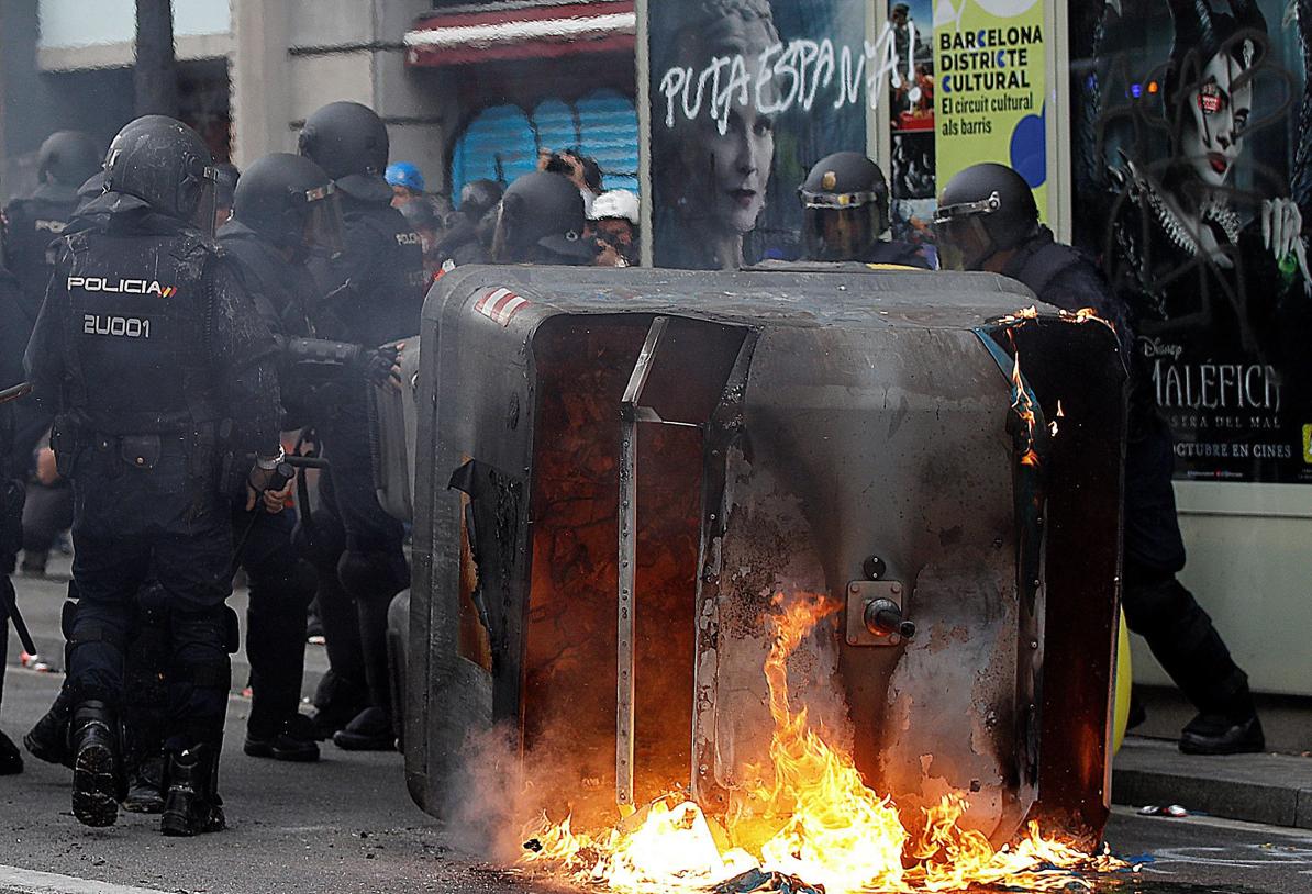 Agentes de policía durante las protestas en Cataluña tras concerse la sentencia del 'procés'.