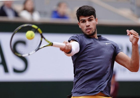 Alcaraz fulmina a Tsitsipas y vuelve a las semifinales de Roland Garros