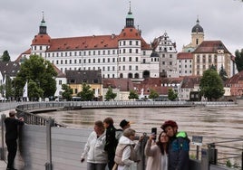 La gente observa el Danubio inundado en Neuburg an der Donau, en el sur de Alemania.