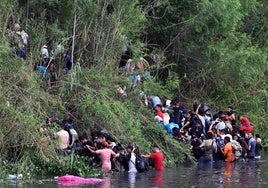 Un grupo de migrantes cruza el río Grande para penetrar en territorio estadounidense.