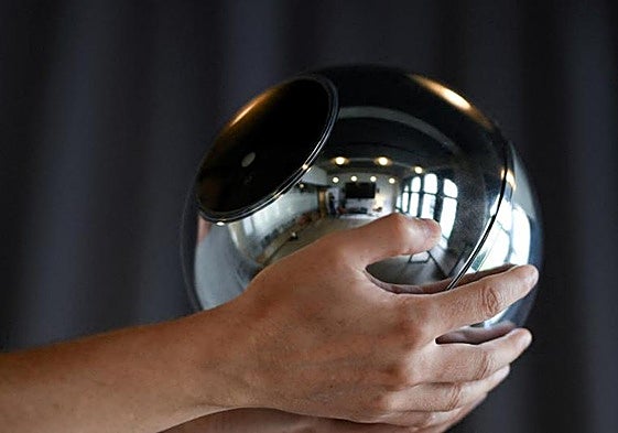 Orb, el aparato utilizado por Worldcoin para escanear el iris.