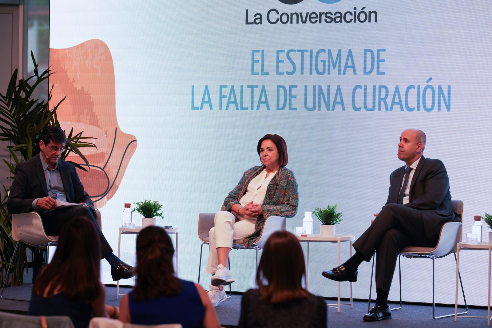 Pilar Fernández, presidenta de Aecmm, y el oncólogo Javier Cortés, durante la charla sobre el cáncer de mama metastásico.