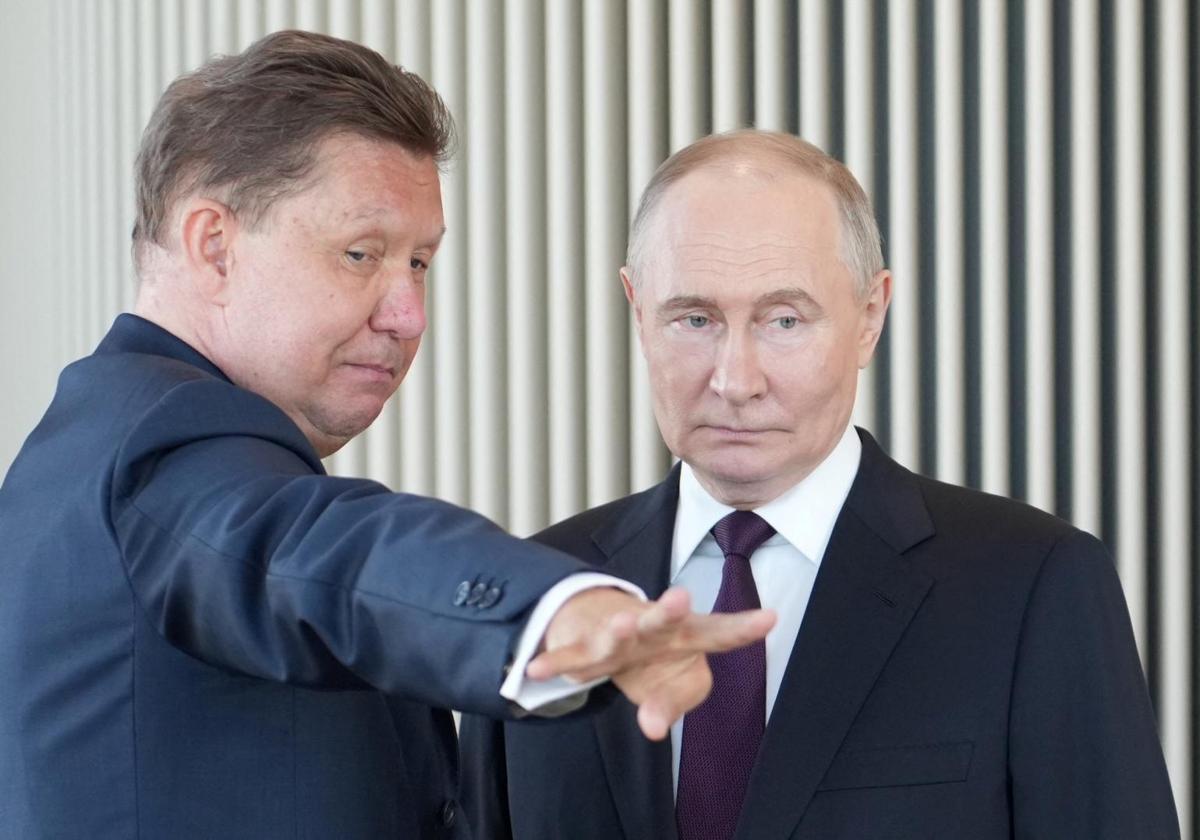 Putin habla con el director ejecutivo de la empresa Gazprom, Alexei Miller, mientras visita la torre de negocios del Centro Lakhta en San Petersburgo.