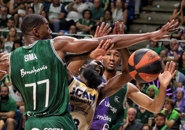 Sant Roos recibe falta de Sima en una acción del partido.