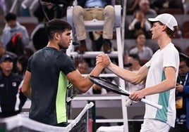 Alcaraz y Sinner se saludan tras su último partido en Miami.