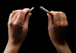 Mujer rompe un cigarrillo.