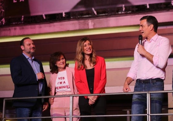 Begoña Gómez junto a Pedro Sánchez, además de José Luis Ábalos y Carmen Calvo