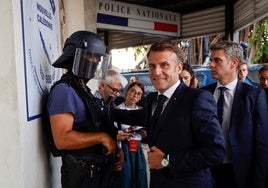 Emmanuel Macron ha tenido que recorrer medio mundo para tratar de calmar los ánimos.