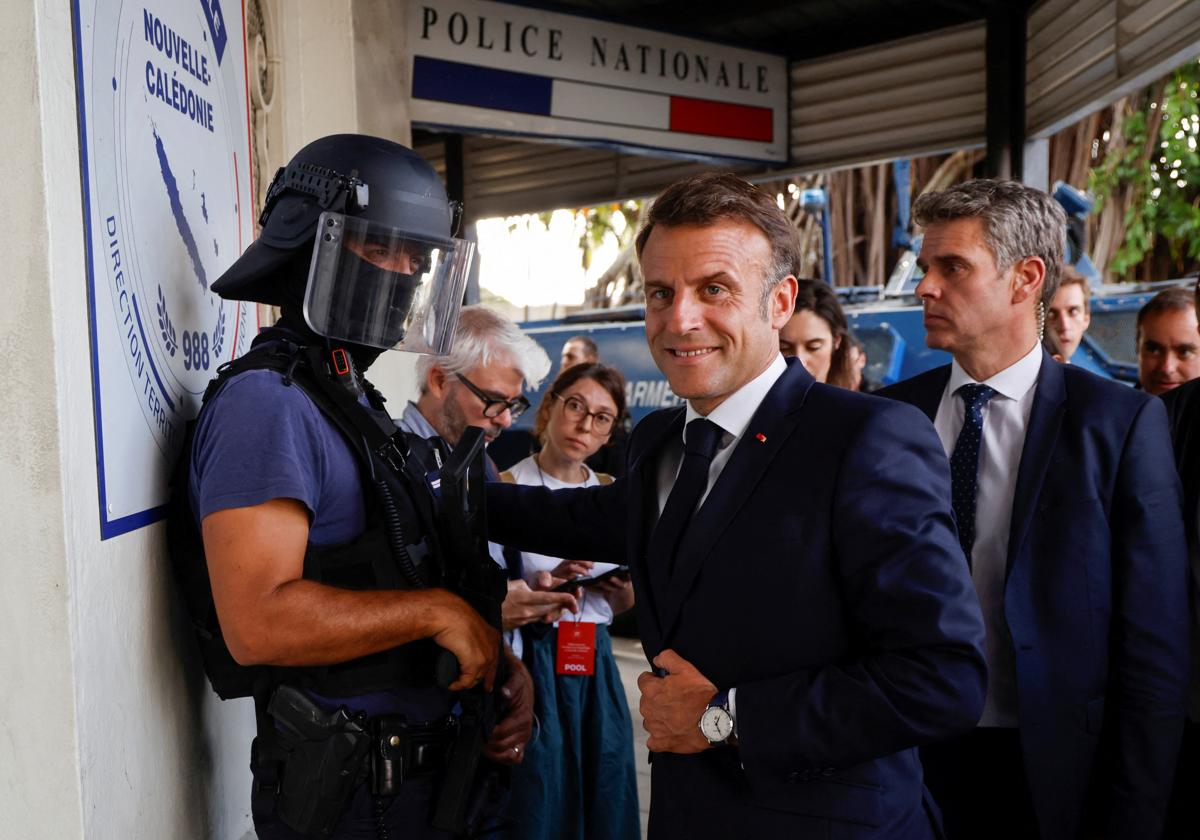 Emmanuel Macron ha tenido que recorrer medio mundo para tratar de calmar los ánimos.