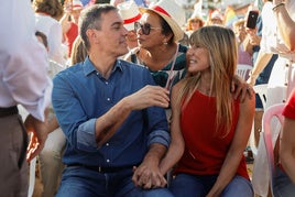 Begoña Gómez acompaña a Pedro Sánchez en Benalmádena (Málaga).