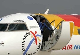 Una tripulante de cabina de Air Nostrum, saliendo del avión.