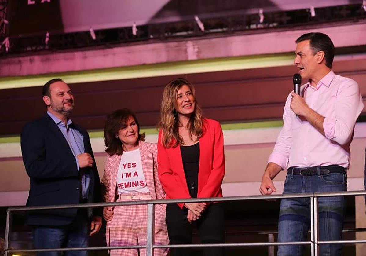 Begoña Gómez junto a Pedro Sánchez, además de José Luis Ábalos y Carmen Calvo