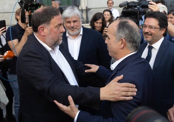 El presidente de ERC, Oriol Junqueras, y el secretario general de Junts, Jordi Turull, se abrazan tras quedar aprobada la ley de amnistía en el Congreso