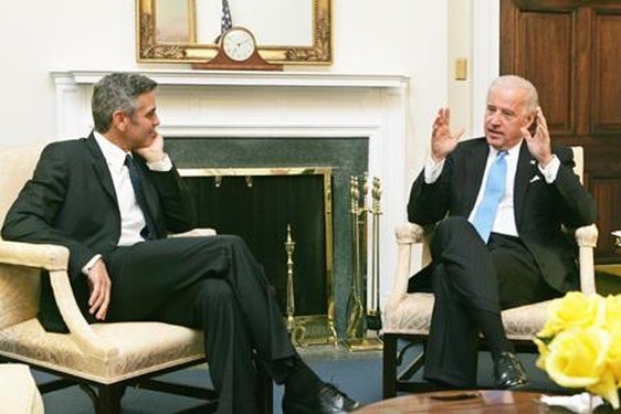 Joe Biden y George Clooney durante una reunión para abordar los problemas de los refugiados en Darfour.
