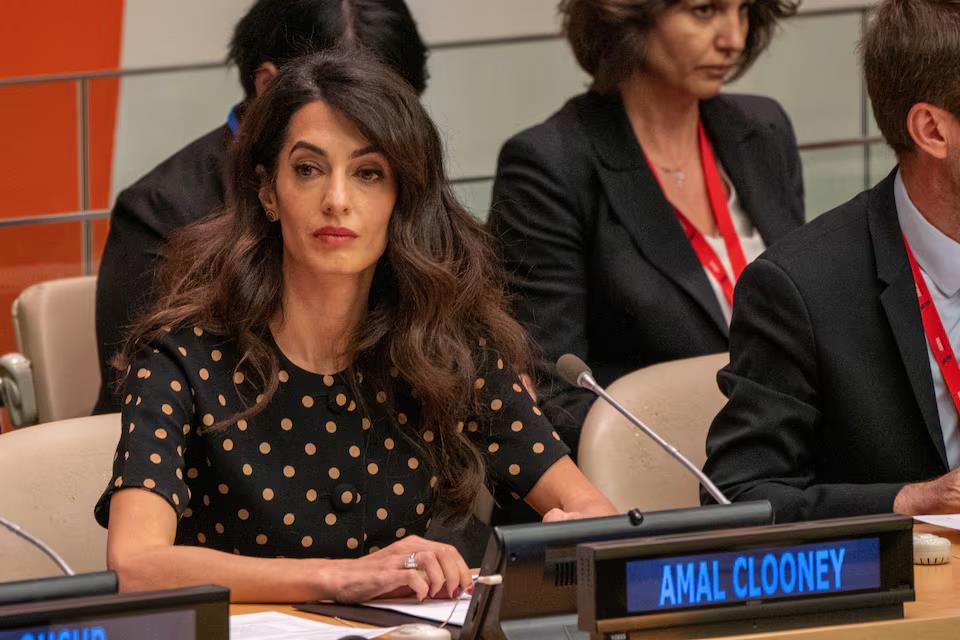 La abogada Amal Clooney participa en una sesión de la ONU en torno a los crímenes de guerra en la invasión de Ucrania.