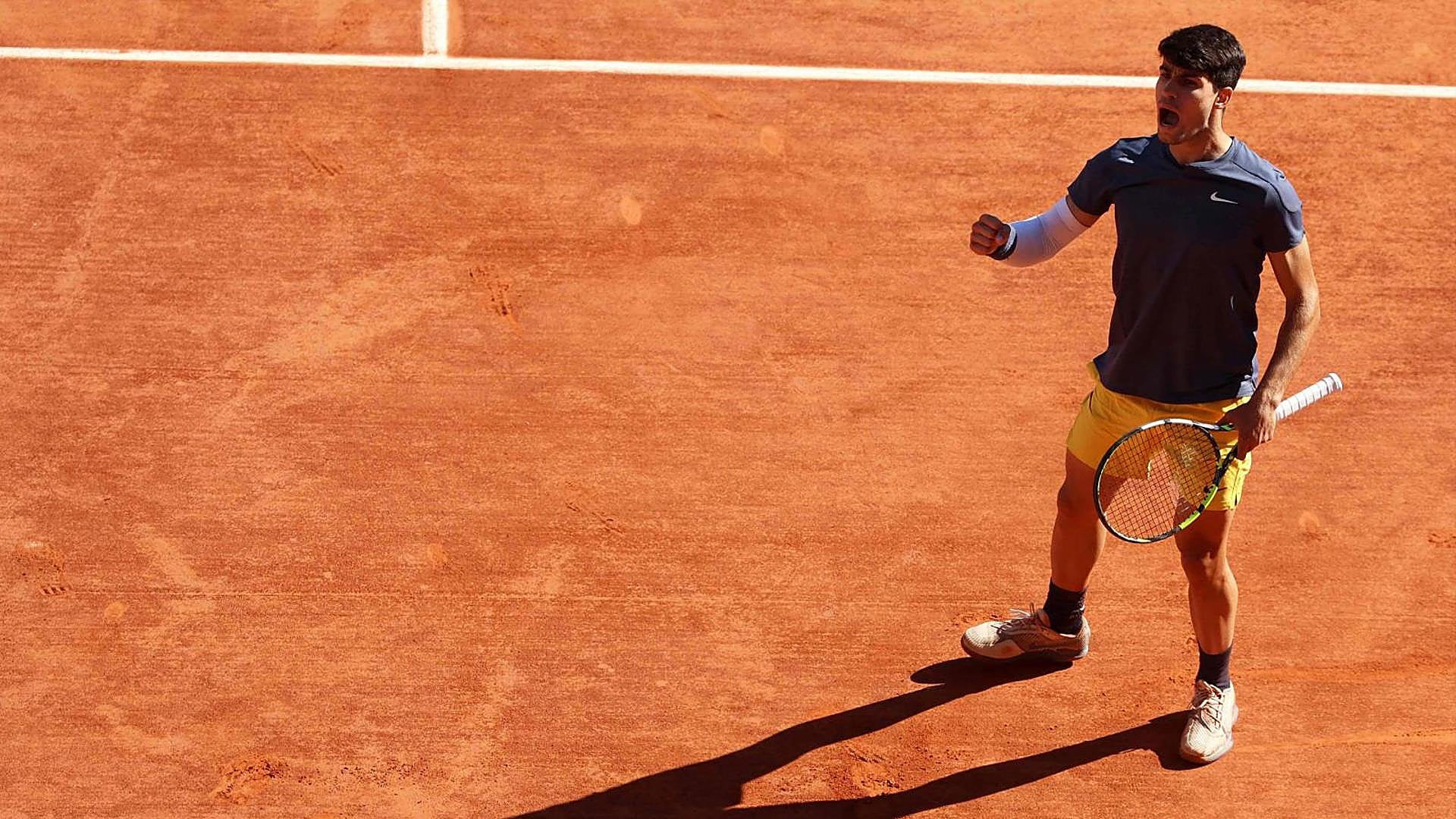 Alcaraz, Roland Garros'ta dünyanın yeni bir numarası Sinner'ı yenerek finalist oldu
