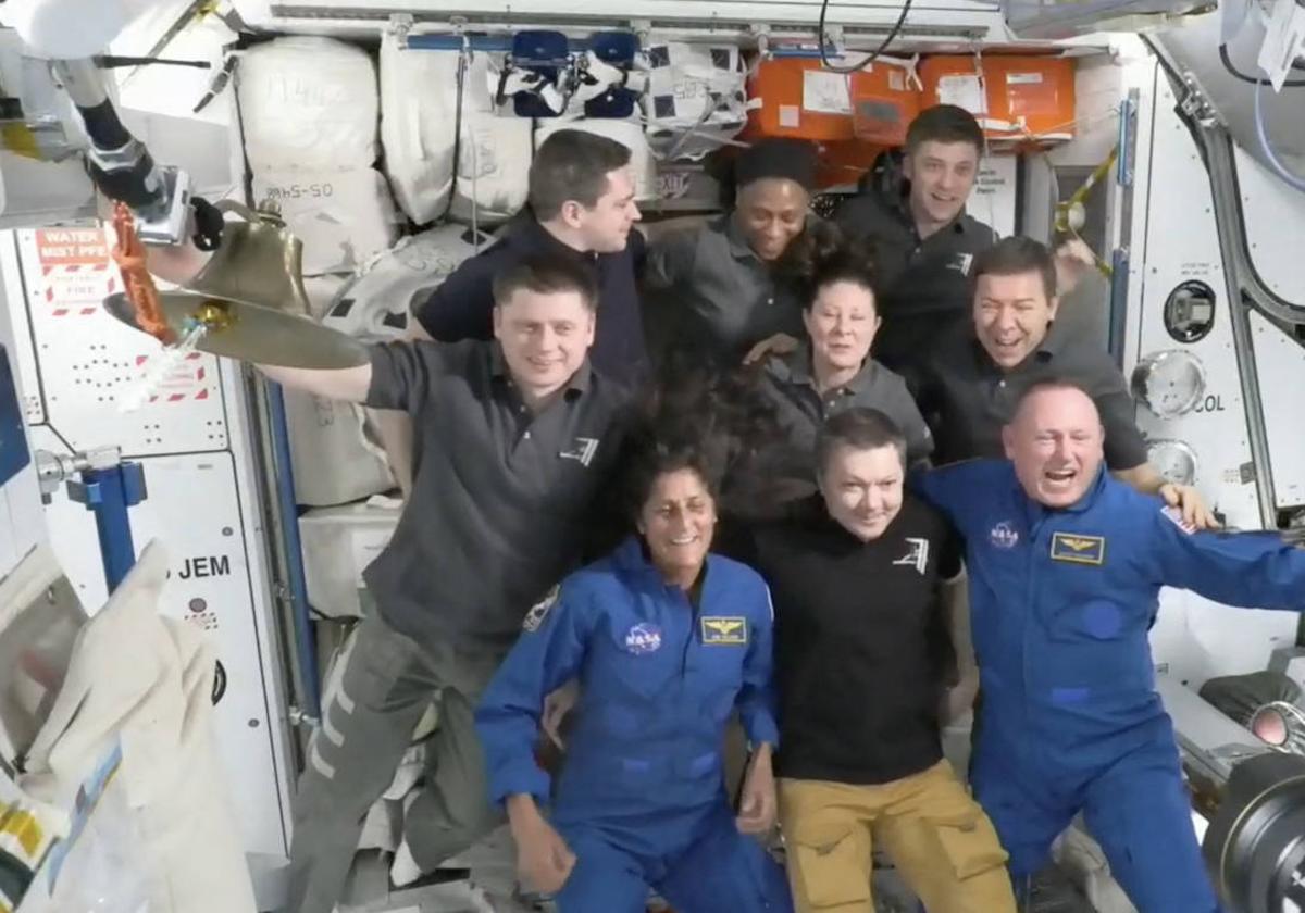 Barry 'Butch' Wilmore y Suni Williams, con monos azules, recibidos en la Estación Espacial Internacional.