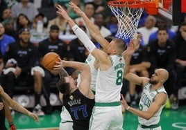 Los jugadores de Boston defendiendo a Luka Doncic