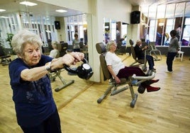 Ancianas nonagenarias hacen ejercicio en un gimnasio de Estocolmo.