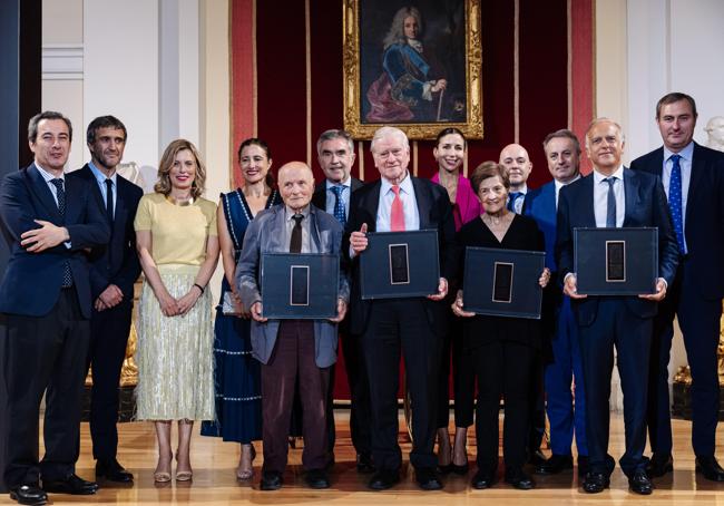 Junto a los premiados, y de izquierda a derecha, Alfredo Jiménez-Millas, director general de Vocento Medios; Fernando Belzunce, director editorial de Vocento; Mar Cohnen, directora de XLSemanal; Samary Fernández-Feito, directora del Área de Lujo y Estilo de Vida de Vocento; Iñaki Arechabaleta, CEO de Vocento; Carmen González Gens, vicepresidenta de Huawei España; Rafael Martínez, director corporativo de Cantabria Labs; Antoni Ballabriga, Global Head of Sustainability de BBV, e Ignacio Mariscal, CEO de Reale Seguros.