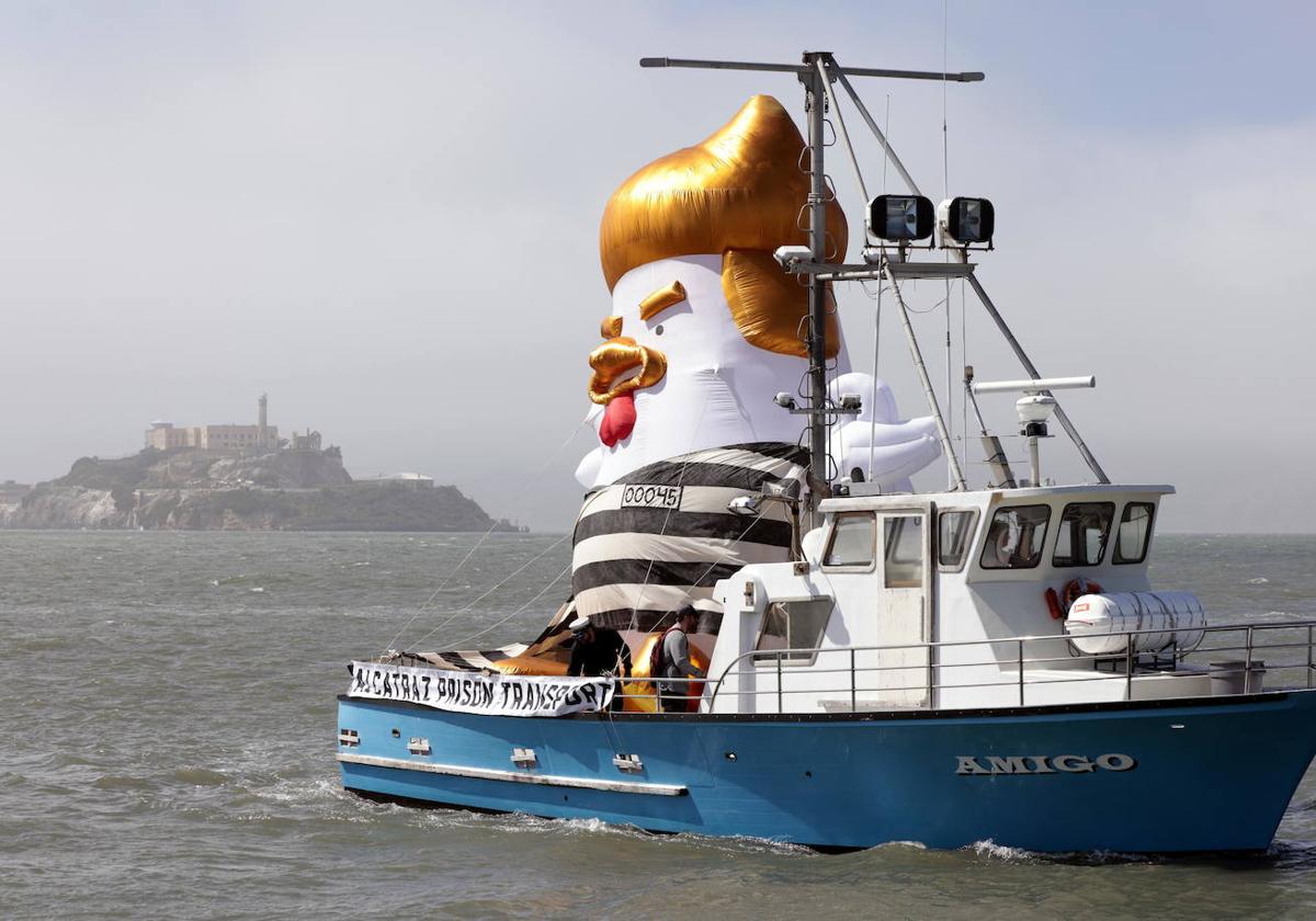 Un barco con un muñeco de Donald Trump simula transportar al expresidente a la prisión de Alcatraz.