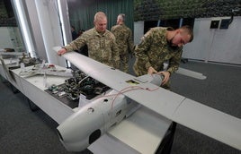 Militares ucranianos desmontan un dron ruso.