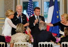 Joe Biden y Emmanuel Macron, el sábado en París.