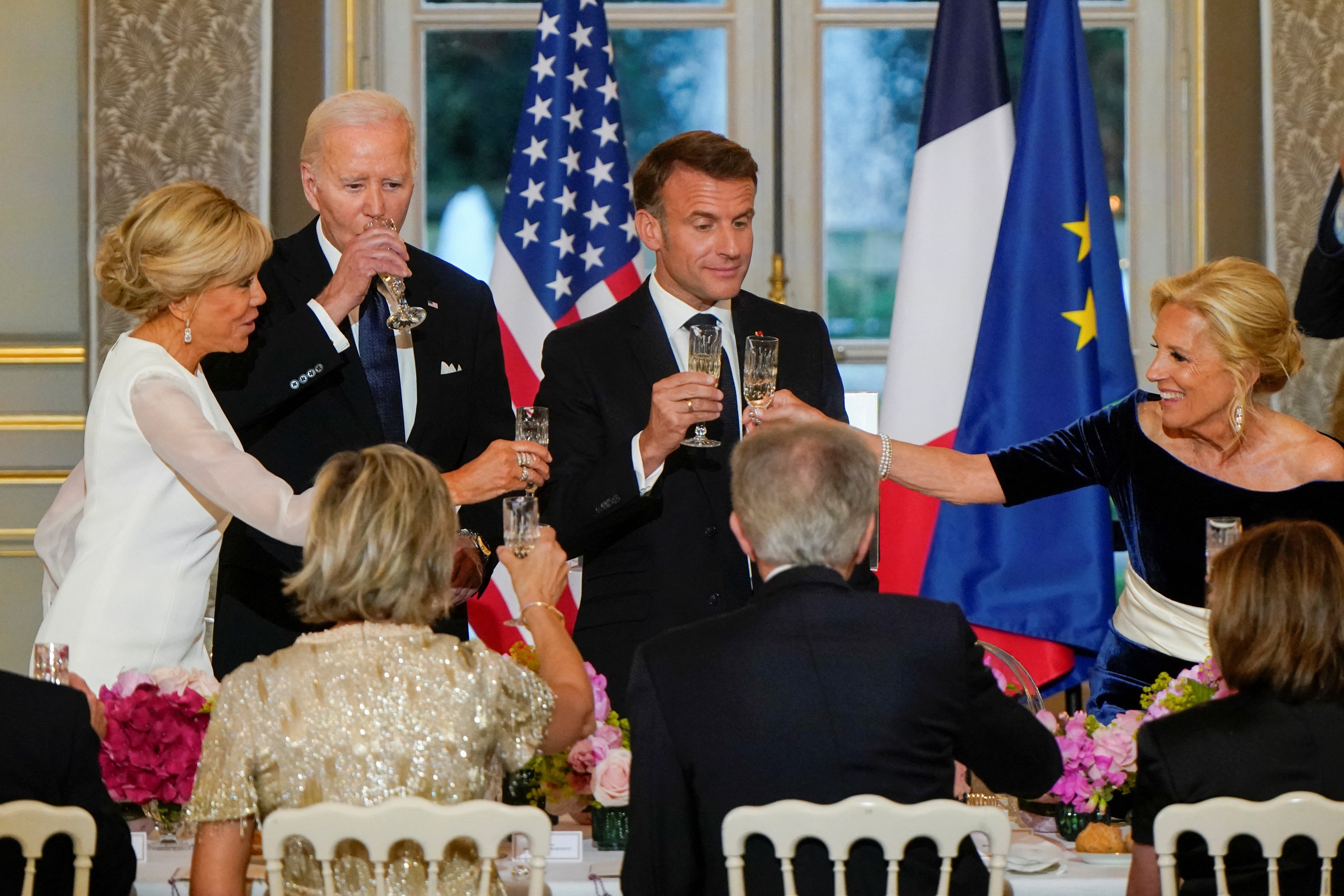 Joe Biden y Emmanuel Macron, el sábado en París.