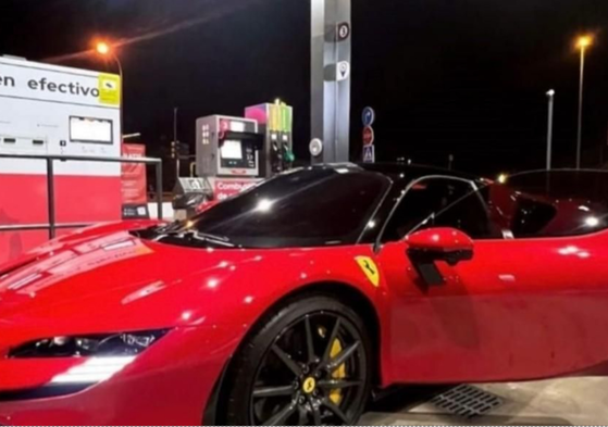 El ferrari del futbolista en la estación de servicio más barata de Madrid