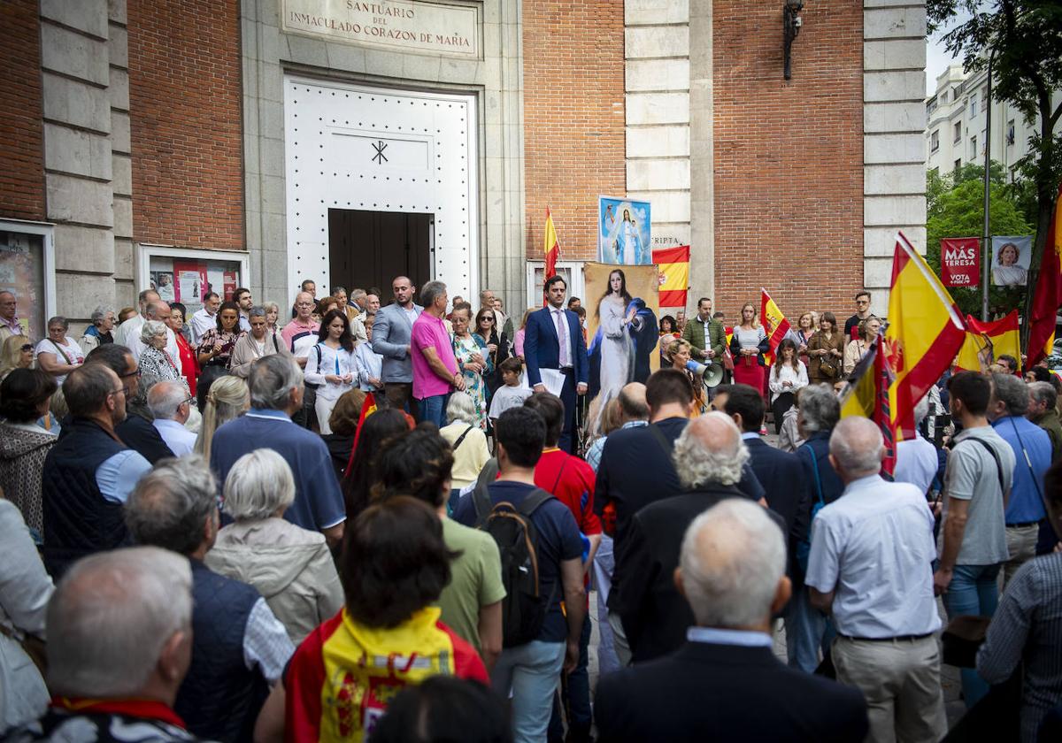 Concentración para rezar el rosario a las puertas de una iglesia en Ferraz en la jornada de reflexión del 9-J