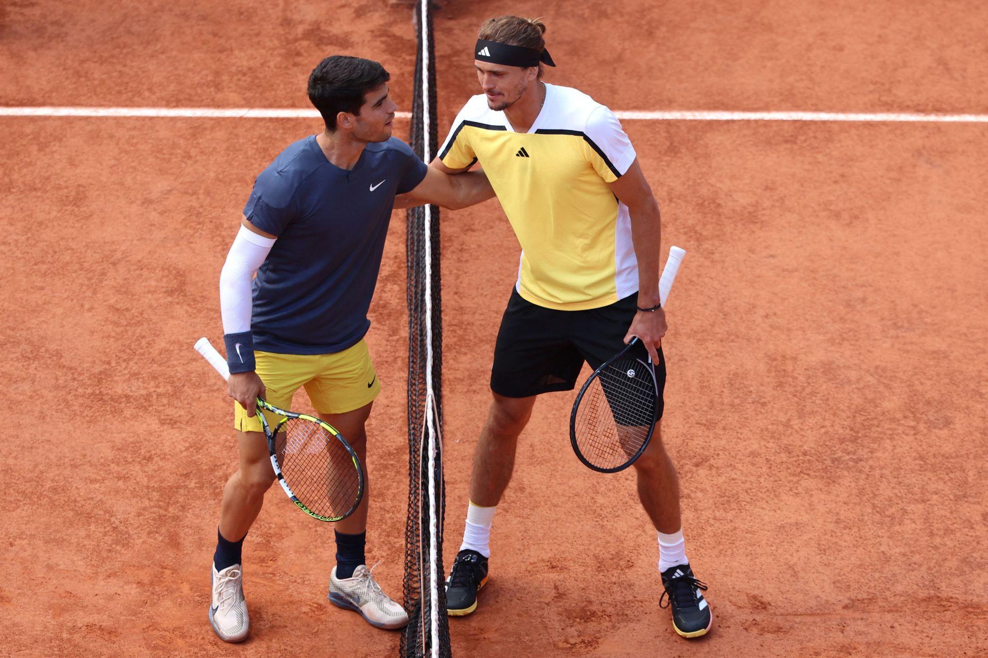 Carlos Alcaraz y Alexander Zverev se saludan antes de comenzar la final de Roland Garros.