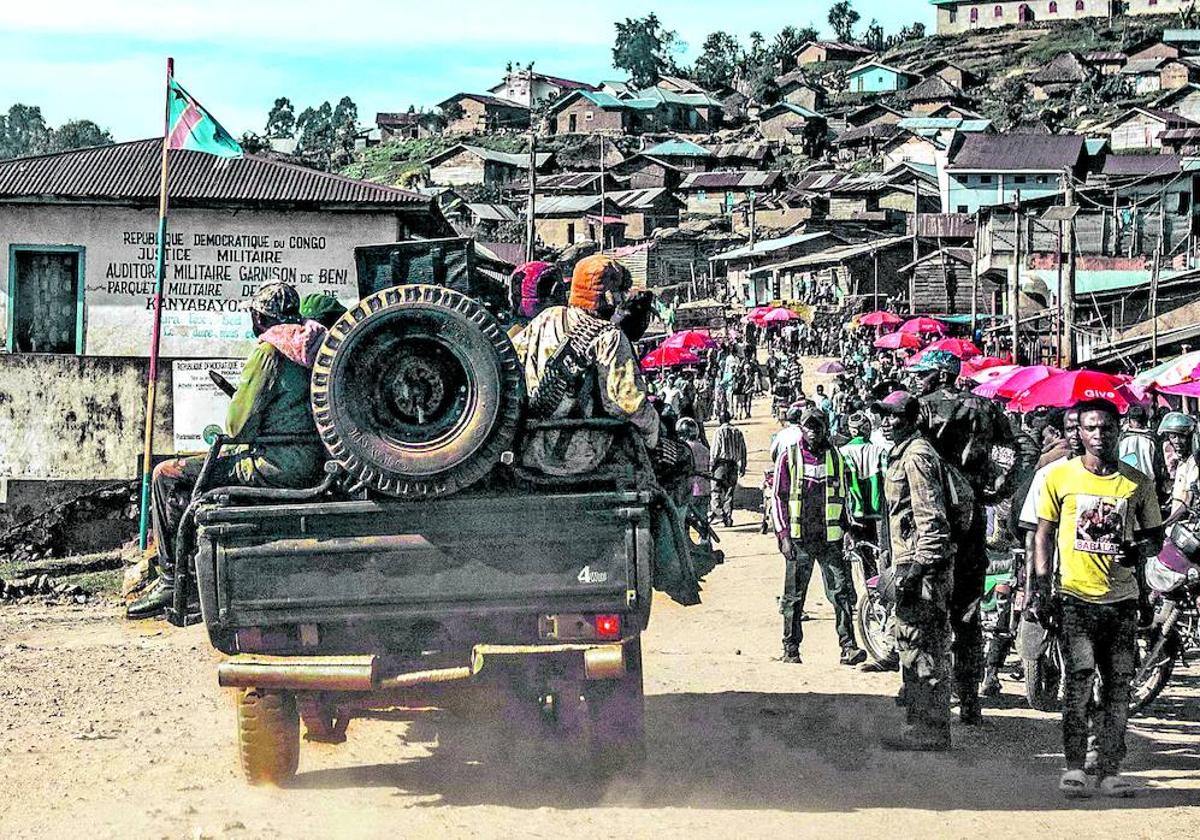 Soldados de las Fuerzas Armadas de la República Democrática del Congo conducen por Kanyabayonga, en la provincia de Kivu del Norte.